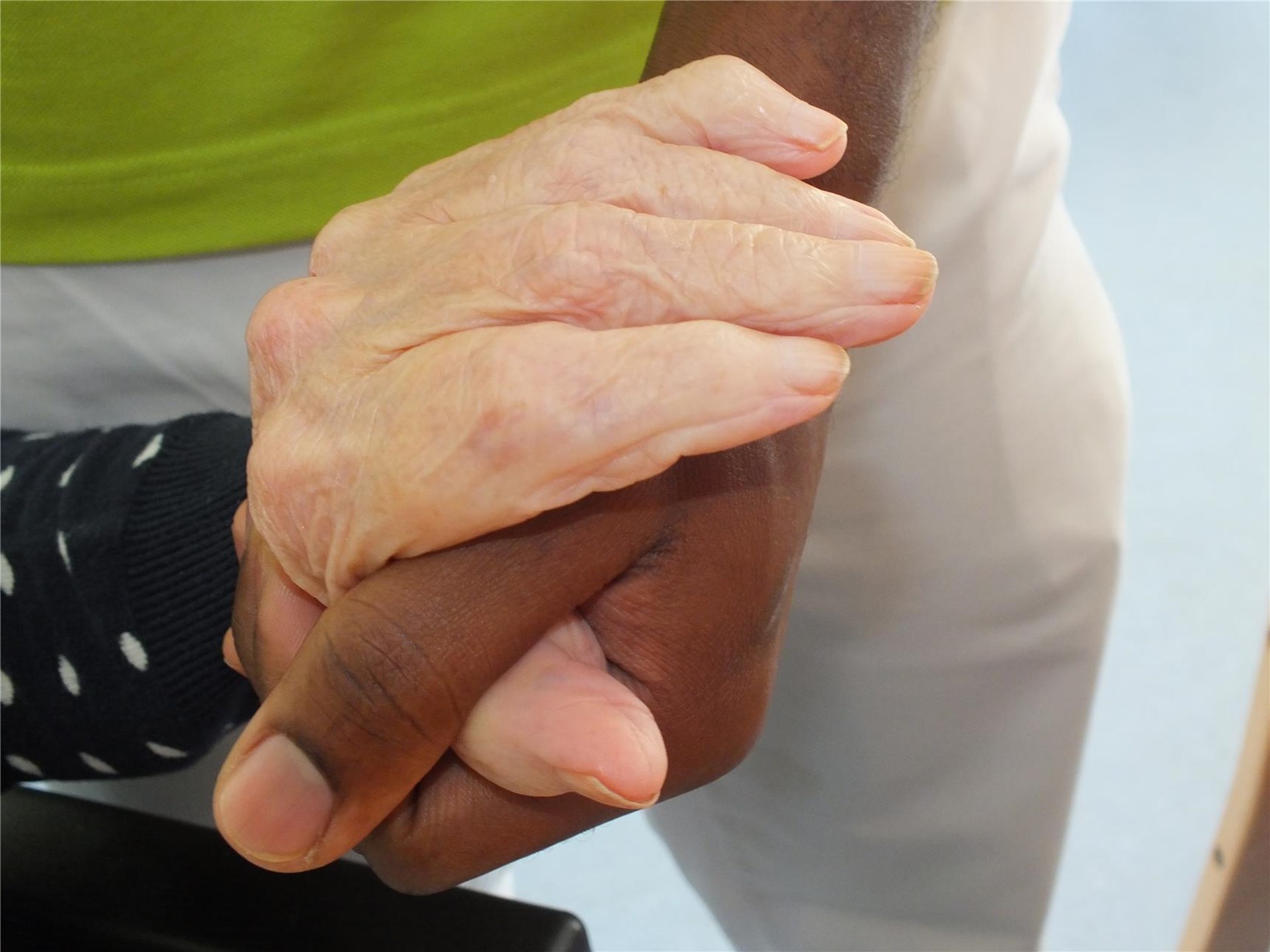 Eine weiße und eine schwarze Hand
